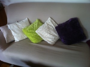 Les coussins rendront votre salon plus vivant : osez les couleurs !