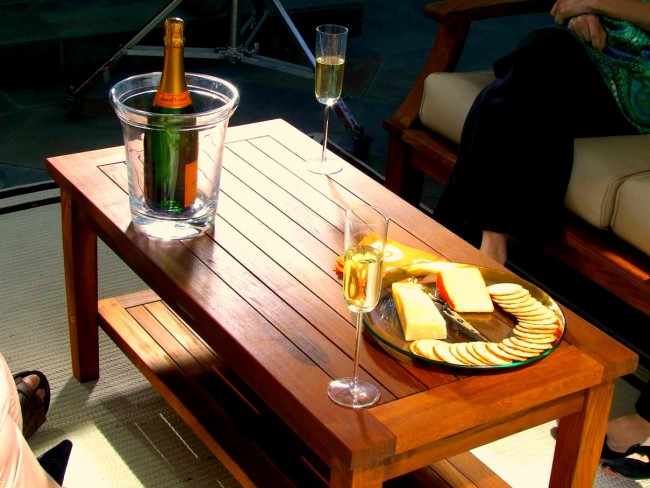 Une table en bois en teck donnera un look design et chaleureux à votre salon.