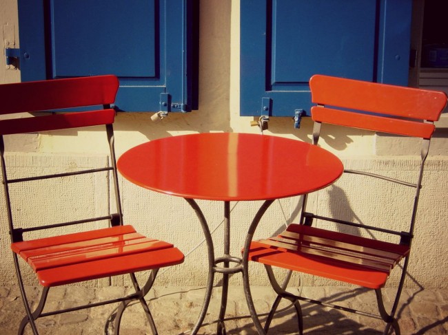 Une petite table et deux chaises au look coloré et design, parfait pour un petit déjeuné en amoureux sur votre terrasse l'été.