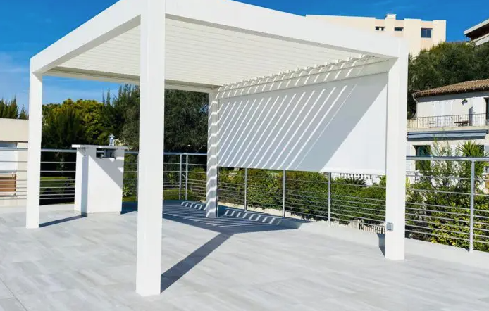 Pergola autoportée bioclimatique pour votre extérieur