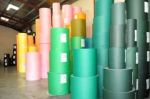Il existe de nombreuses façons d'utilisation du papier de soie coloré