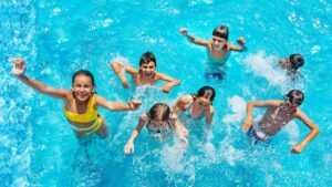 Enfants dans une piscine