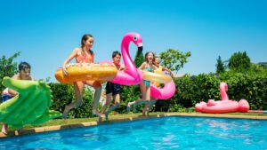 Enfants dans une piscine