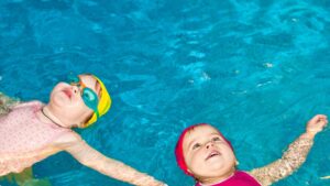 Petits enfants dans une piscine