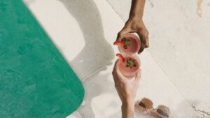 Cocktail au bord d'une piscine